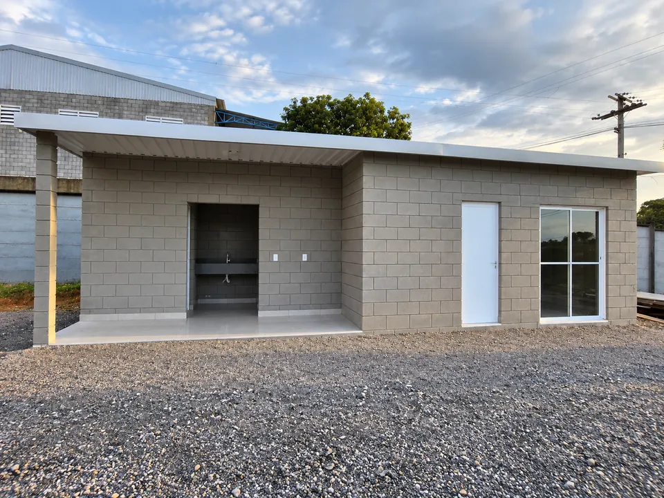 Edificação em blocos de concreto aparente no terreno da fábrica da DanBlock